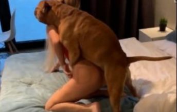 Sexo explicito com a loirinha trepando com seu cachorro